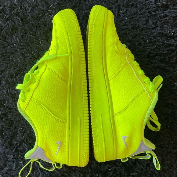 NIKE Air Force 1 Low LV8 Utility GS 'Volt' - Picture 9 of 14
